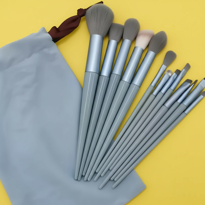 Conjunto de Pincéis de Maquiagem 13 Peças – Com Estojo de Veludo, Cores Sortidas